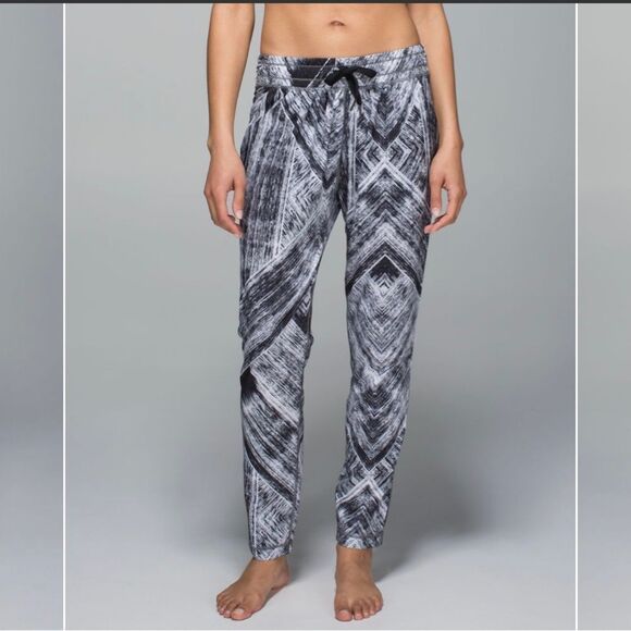 Lululemon ‎Namaskar Pant II Heat Wave Size 8 - Picture 1 of 10